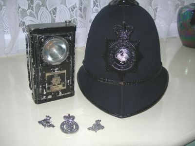BUCKINGHAMSHIRE POLICE HELMET 1960,s
This helmet came from a bobby involved with the Train robbery on Bidego bridge by Ronnie Biggs in Buckinghamshire. 
Keywords: BUCKINGHAMSHIRE Helmet Headwear