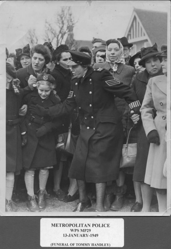 METROPOLITAN POLICE, WPS MP29 (13/01/1949)
Photo credit: Fox Studios, 8 Tudor St., London.
Photo taken near Golders Green at the funeral of Tommy Handley.

Note the stockings on the PW and also some of the footwear.
