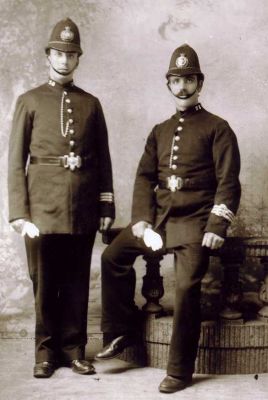 PC's Jacobson & Jacobson Newcastle City Police
Two brothers who joined the Newcastle City Police, standing on the left is PC 20 Wheatley Forster Jacobson & sitting PC 21 William John Jacobson.
Wheatley was born 31.8.1873 and joined Newcastle in April 1900 but only served for 18 months, returning to the coal mines.  William born 25.9.1875 and served with the Met Police for 8 months before he joined Newcastle on 9.4.1900, he retired 9.4.1925
